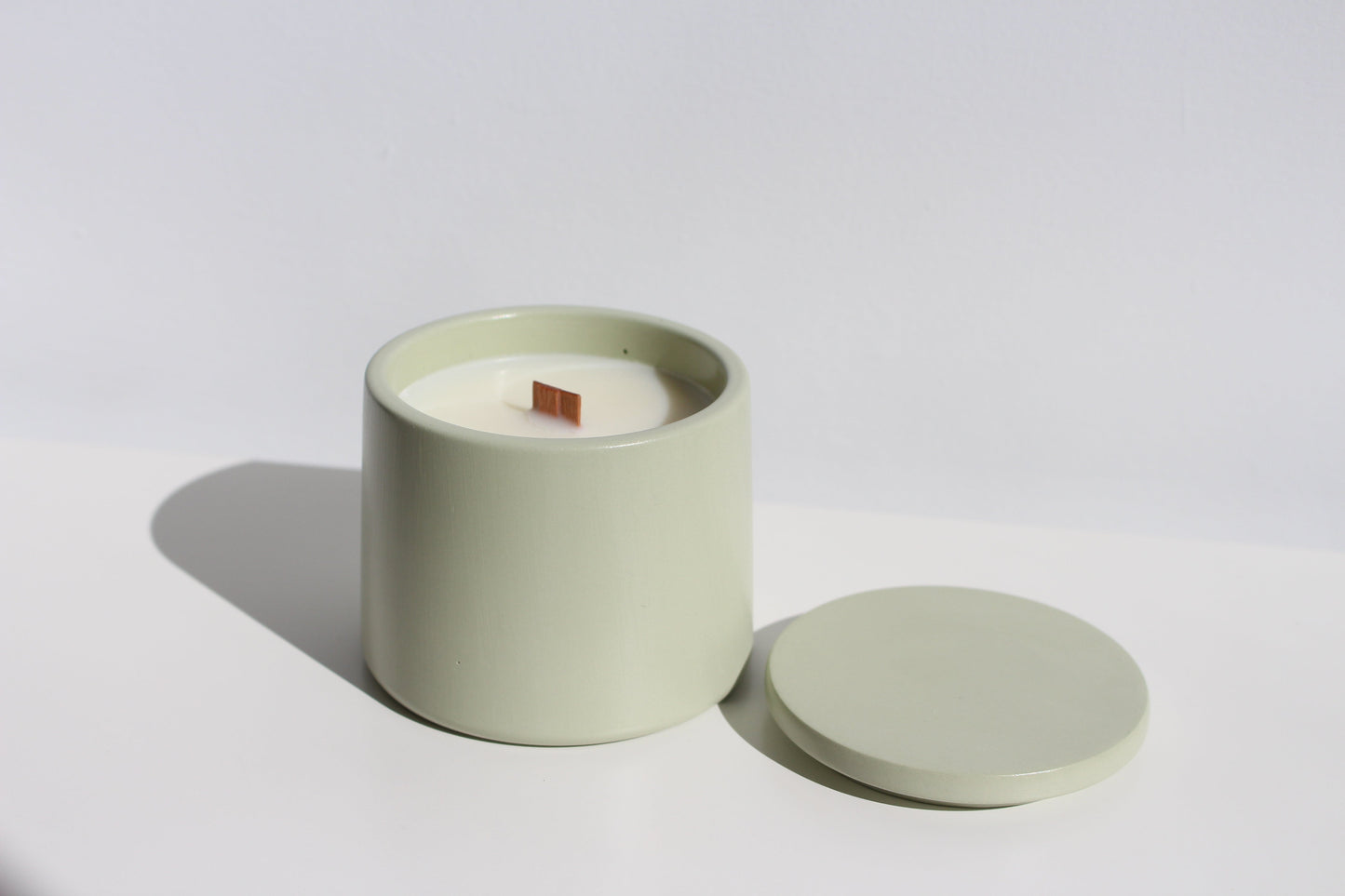 Handmade candle with lid