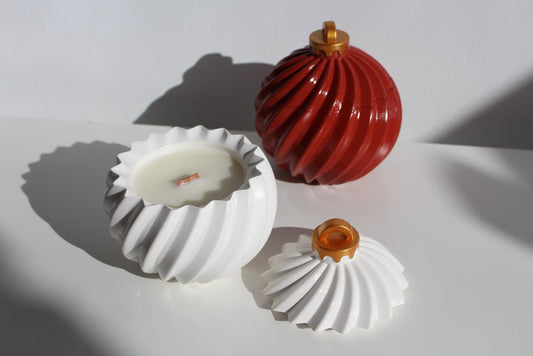 Red and white ornament candles with wooden wicks 