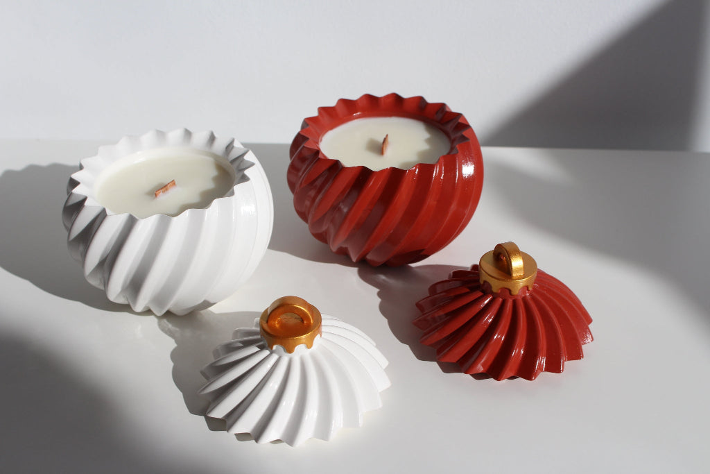 Red and white ornament candles with wooden wicks 