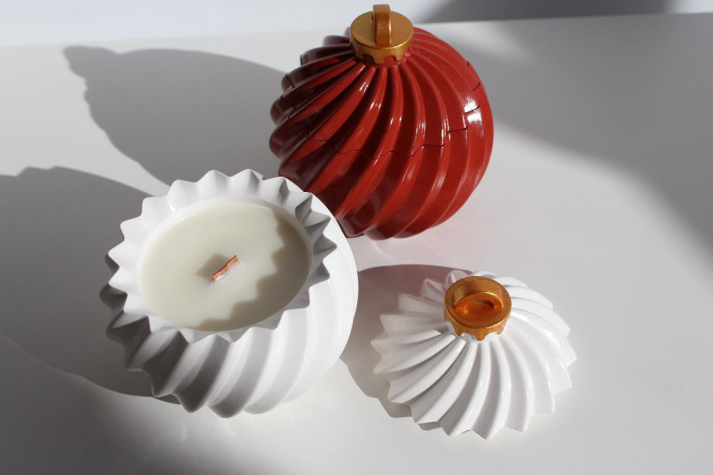 Red and white ornament candles with wooden wicks 