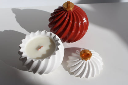 Red and white ornament candles with wooden wicks 